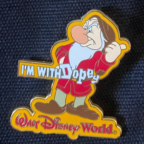 Six Walt Disney World Pins (6) - Picture 2 of 5